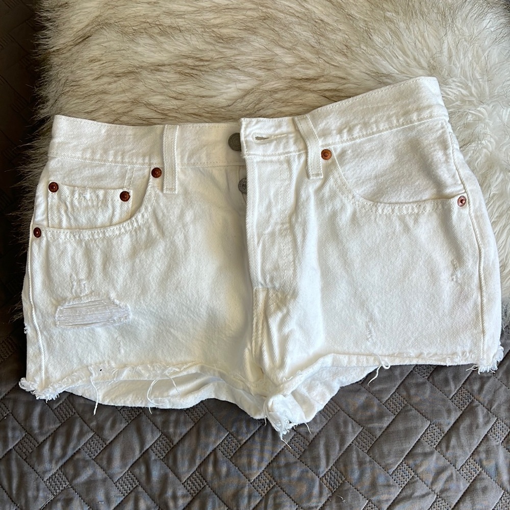 High waisted white denim cut off shorts by Levi’s. Size 26